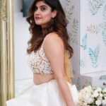 Archana Instagram - Coz #white resonates at another level with my spirit 🤍🤍🤍 💎 @azotiique 👗 @krupa_jain 💄 @ . . . #event #hosting #hostlife #gigtime #showtime #loveit #glam #dressup #love #polycab #worldcup #thebestofbest #manieshpaul #anchor Jio World Convention Centre