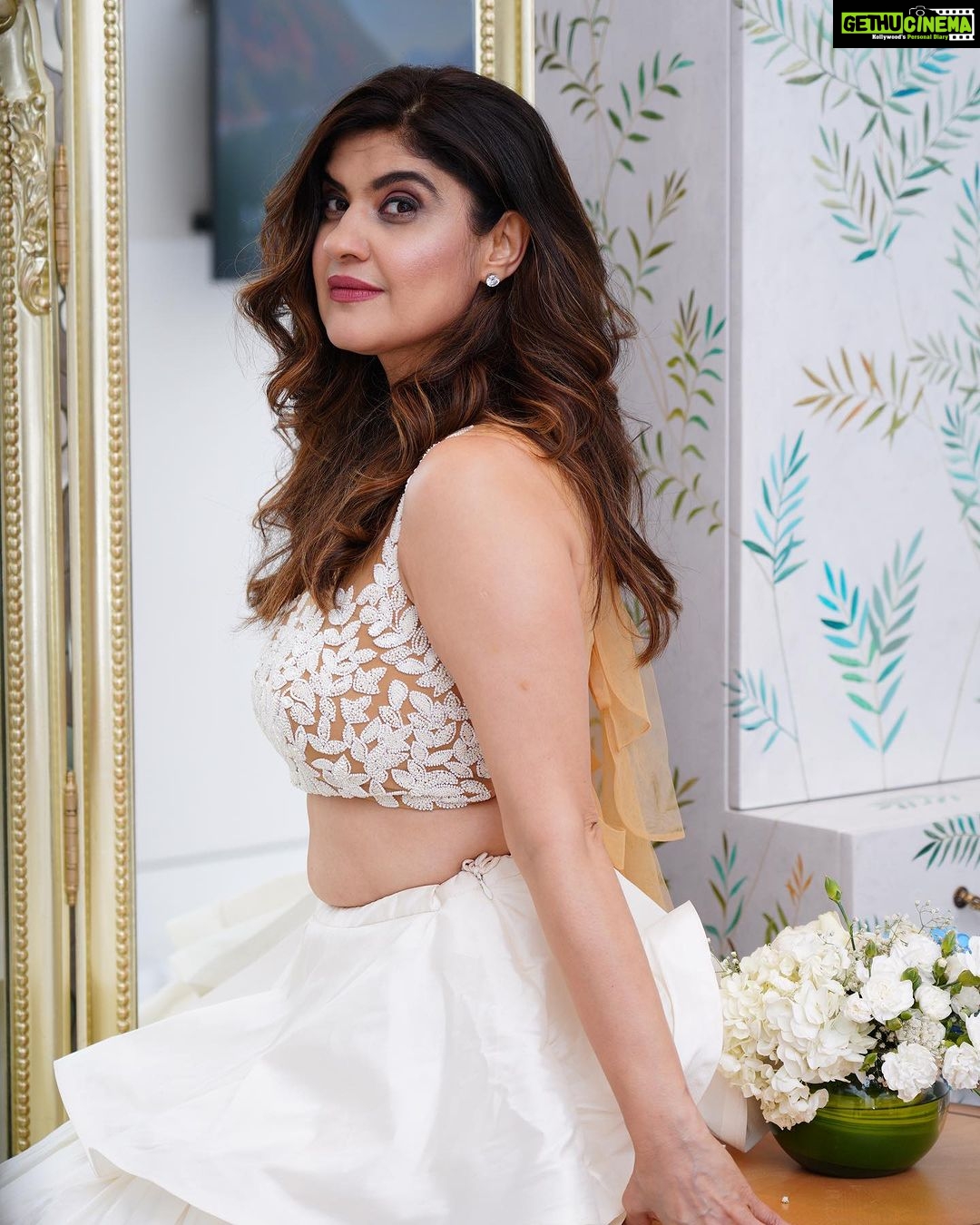 Archana Instagram - Coz #white resonates at another level with my spirit π€π€π€ π @azotiique π @krupa_jain π @ . . . #event #hosting #hostlife #gigtime #showtime #loveit #glam #dressup #love #polycab #worldcup #thebestofbest #manieshpaul #anchor Jio World Convention Centre