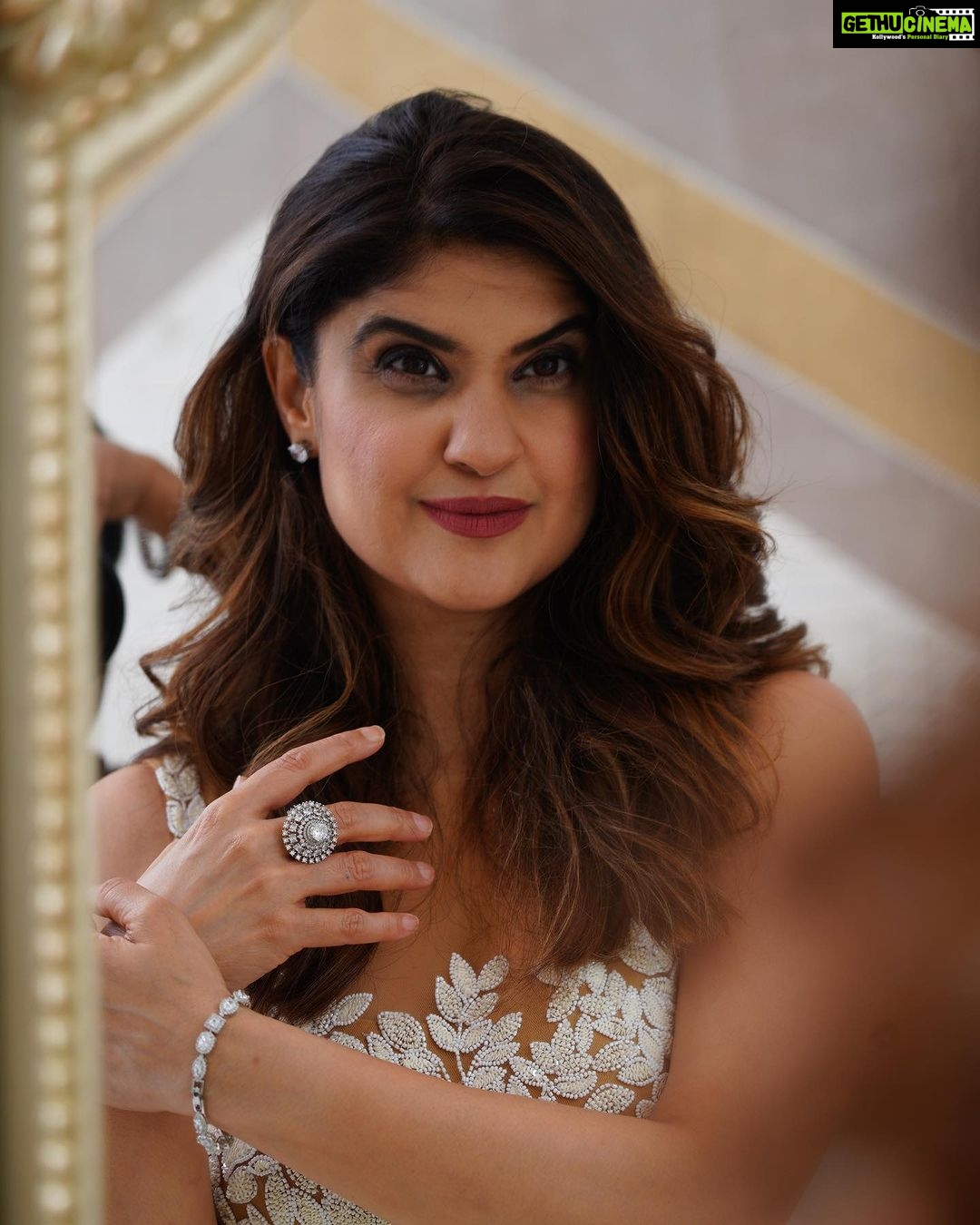 Archana Instagram - Coz #white resonates at another level with my spirit π€π€π€ π @azotiique π @krupa_jain π @ . . . #event #hosting #hostlife #gigtime #showtime #loveit #glam #dressup #love #polycab #worldcup #thebestofbest #manieshpaul #anchor Jio World Convention Centre
