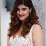 Archana Instagram - Coz #white resonates at another level with my spirit 🤍🤍🤍 💎 @azotiique 👗 @krupa_jain 💄 @ . . . #event #hosting #hostlife #gigtime #showtime #loveit #glam #dressup #love #polycab #worldcup #thebestofbest #manieshpaul #anchor Jio World Convention Centre