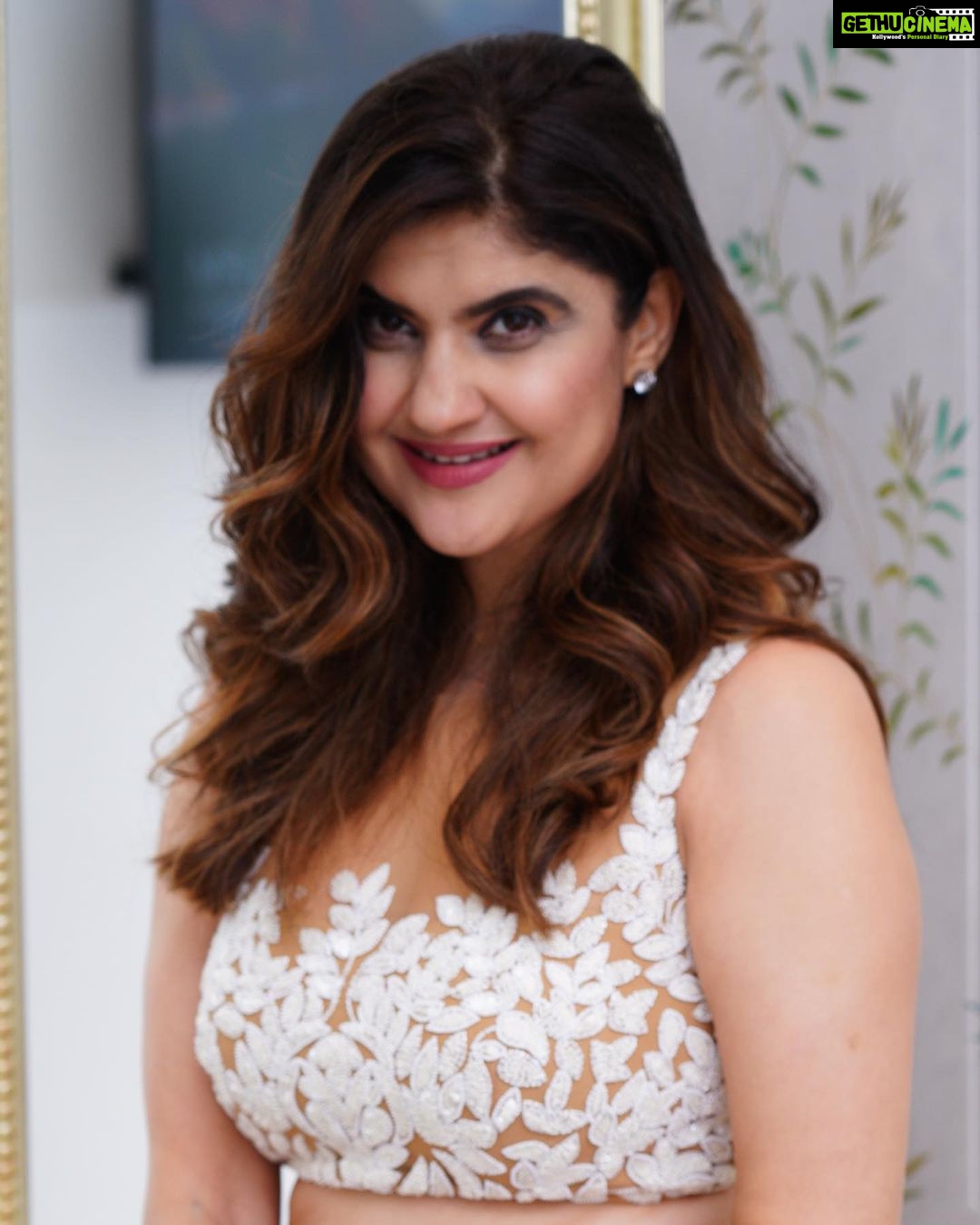 Archana Instagram - Coz #white resonates at another level with my spirit π€π€π€ π @azotiique π @krupa_jain π @ . . . #event #hosting #hostlife #gigtime #showtime #loveit #glam #dressup #love #polycab #worldcup #thebestofbest #manieshpaul #anchor Jio World Convention Centre