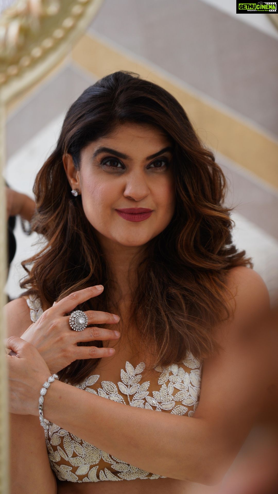 Archana Instagram - An #epic evening Co-hosting with the best @manieshpaul for @polycabindia π @krupa_jain π₯ @abhay_r_kirti π @azotiique . . . #hosting #anchor #mc #liveevents #showtime #letsdothis #lovethestage #worldcup2023 #trophy #vikramsathaye #harshabhogle #cricket #launch #mumbai Jio World Convention Centre