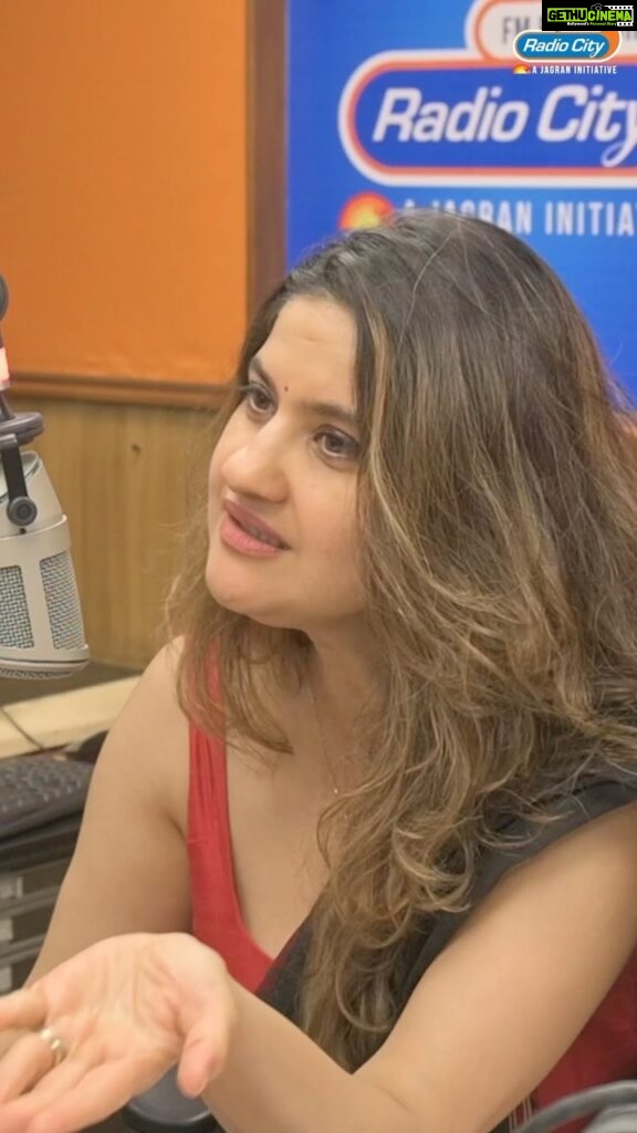 Archana Instagram - Our expert @seemahingorrany talks about how gradparents are lonely! with @archanaapania on Dil Connect🤔 . . . #dilconnect #rjarchana #grandparents #indians #loney #radiocity
