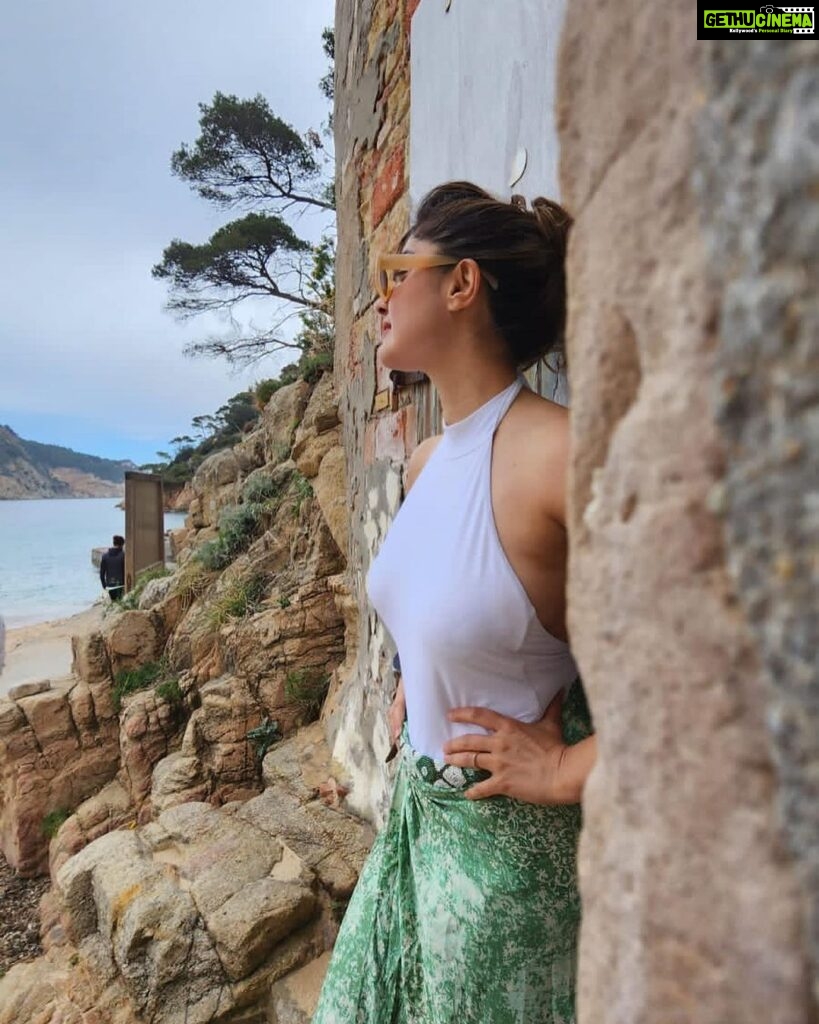 Archana Instagram - I want the Sand Water Mountains .. sea breeze & the sun please … Bass itna Saa khaaao hai 💚 Begur, Spain