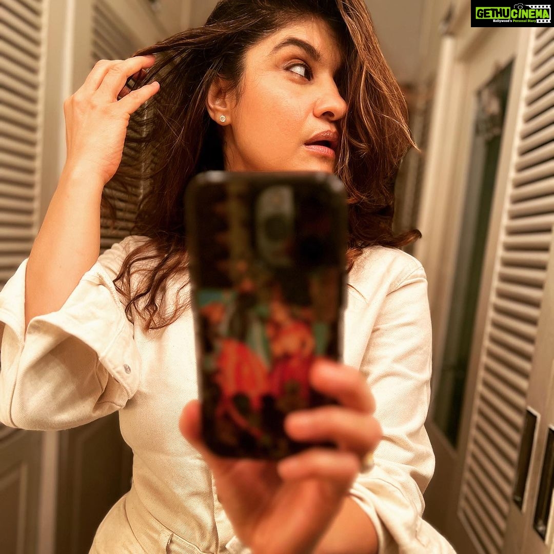 Archana Instagram - In my #walkincloset . . . #iphone14 #pro #shotoniphone #home #selfie #mirrorfie #walkinwardrobe #preshoot #clickclick