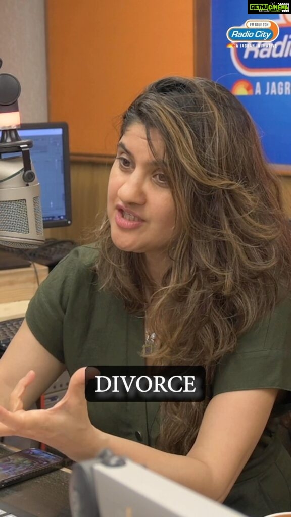 Archana Instagram - What is the reason for the increasing Divorce rates these days? Let’s see what our expert @seemahingorrany has to say! . . . #dilconnect #radiocityentertainment #divorce #divorcerates #compatibility #couples #marriage