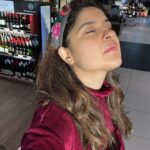 Archana Instagram - & the #sun is out …. But the humidity ☹️😣🤪 🌤️ Frands kapde sukha lo & Rooh-afza pee lo …. 😜 Johannesberg International Airport