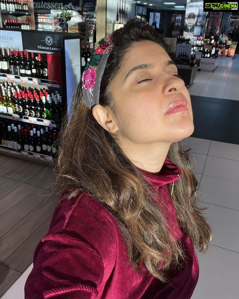 Archana Instagram - & the #sun is out …. But the humidity ☹️😣🤪 🌤️ Frands kapde sukha lo & Rooh-afza pee lo …. 😜 Johannesberg International Airport