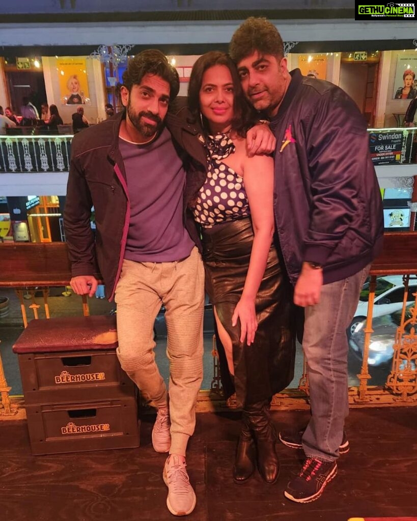 Archana Instagram - A night to remember 💯 🍺 💗 👧 👦 👧 👦 . . . #beer #cheer #family #togetherness #gratitude #grateful #southafrica #capetown #nightout #bro #sisterlove #memories #nighttoremember #chuglife #sogood