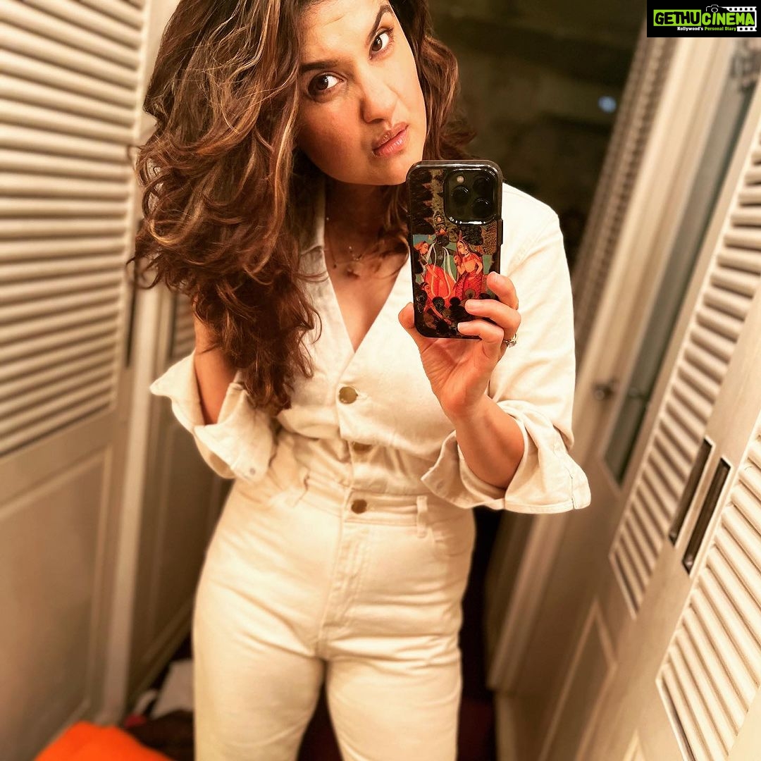 Archana Instagram - In my #walkincloset . . . #iphone14 #pro #shotoniphone #home #selfie #mirrorfie #walkinwardrobe #preshoot #clickclick