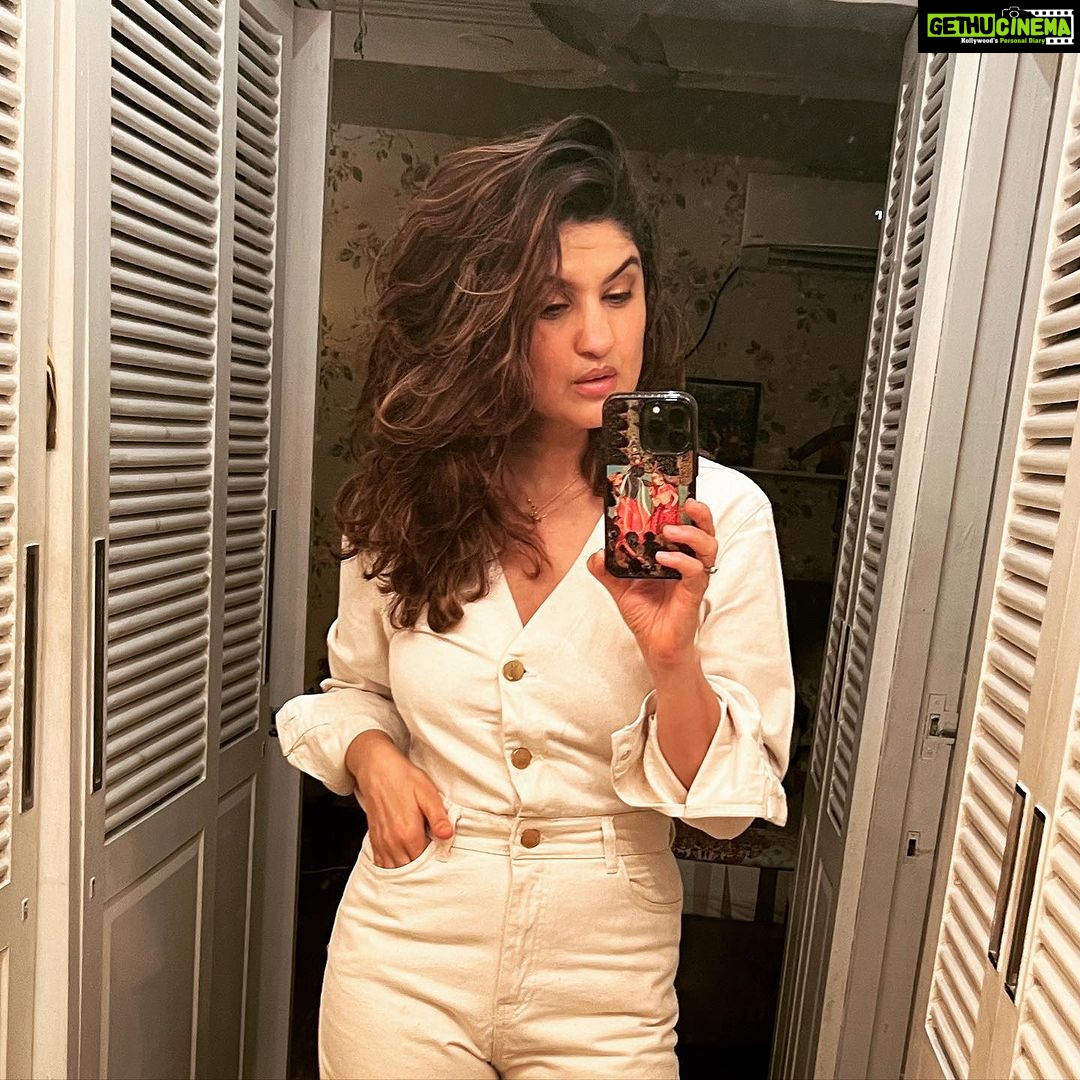 Archana Instagram - In my #walkincloset . . . #iphone14 #pro #shotoniphone #home #selfie #mirrorfie #walkinwardrobe #preshoot #clickclick