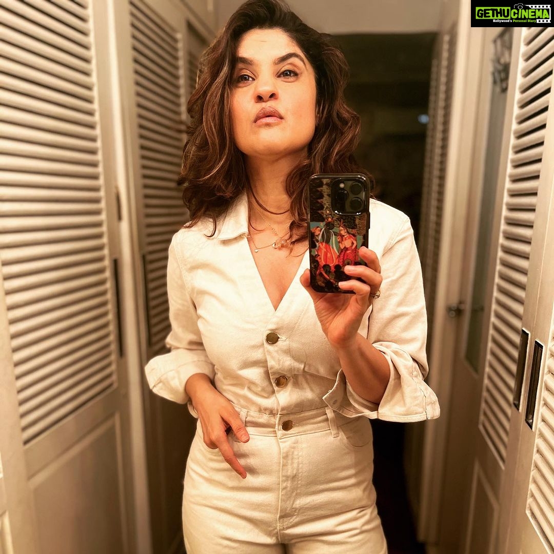 Archana Instagram - In my #walkincloset . . . #iphone14 #pro #shotoniphone #home #selfie #mirrorfie #walkinwardrobe #preshoot #clickclick