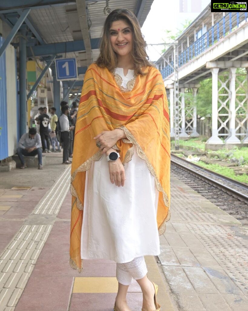 Archana Instagram - Hamari bahu #alka vibes 😂 . . . #train #railway #mumbai #shoot #radiocity #matunga #allwoman #loveit #love #yellow #desi #indian #ilovemyindia #india