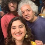 Archana Instagram - What a night & how utterly BLESSED we were to have witnessed What we did 💯🧿🌟🥹🤩 THANK YOUUUU @shivammahadevan @siddharth.mahadevan @sangeeta.mahadevan & our darling @shankar.mahadevan CANNOT THANK YOU & ur warmth enough to reinstate all our collective faith in humaneness over LEGENDARY Star status that you own … it is beyond belief how consistently over the years your smiles love and warmth has stayed THE SAME… 🙏🙏🙏🧿💯🤩🤗🤗🤗 . . . #grateful #blessed #humbled #goals #mahadevans #sadhavilla Vashi Haveli..!!