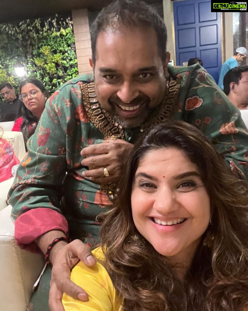 Archana Instagram - What a night & how utterly BLESSED we were to have witnessed What we did 💯🧿🌟🥹🤩 THANK YOUUUU @shivammahadevan @siddharth.mahadevan @sangeeta.mahadevan & our darling @shankar.mahadevan CANNOT THANK YOU & ur warmth enough to reinstate all our collective faith in humaneness over LEGENDARY Star status that you own … it is beyond belief how consistently over the years your smiles love and warmth has stayed THE SAME… 🙏🙏🙏🧿💯🤩🤗🤗🤗 . . . #grateful #blessed #humbled #goals #mahadevans #sadhavilla Vashi Haveli..!!