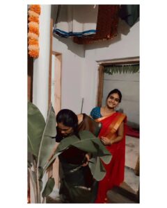 Archana Jois Instagram - परित्राणाय साधूनां विनाशाय च दुष्कृताम् | धर्म-संस्थापनार्थाय संभवामि युगे युगे || 4-8 ||

For the protection of good, for the destruction of the wicked & for the establishment of righteousness, I'm born in every age! 
.
Hope y'all had a blessed Janmashtami! ☺️