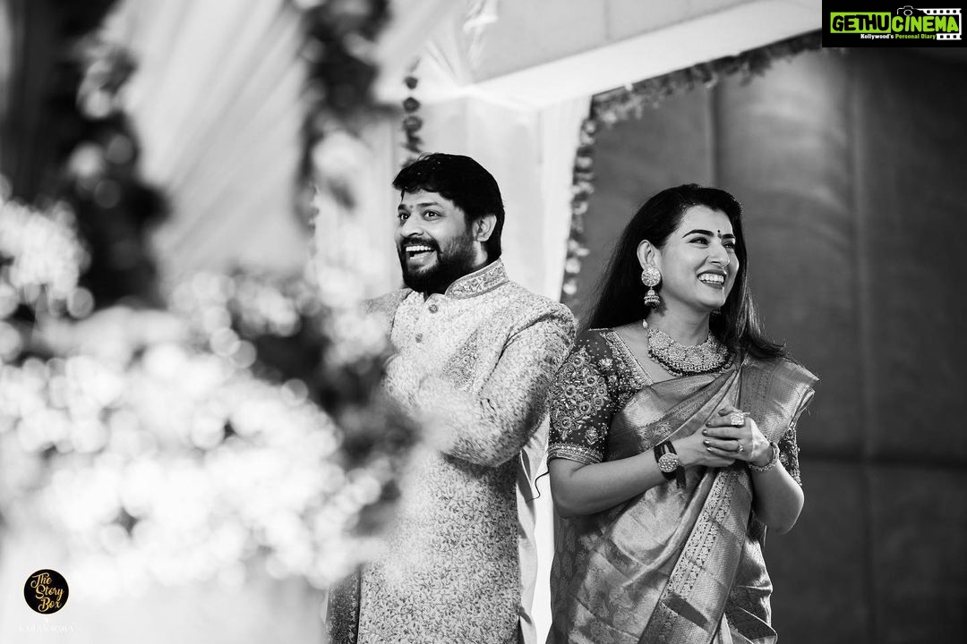 Archana Shastry Instagram - Laughter and smiles from the cherished moments 😇........ From the throwbacks #memories flashed these pictures, how did I miss posting these❤️😍 ..... such lovely candid emotions captured ❤️🧿 📸 @jimmynomula @ramugajjala @fotosaints Saree @vrksilks Jewellery @tyaanijewellery ❤️And ...... my husband @jagdeeshbaktvtchlam