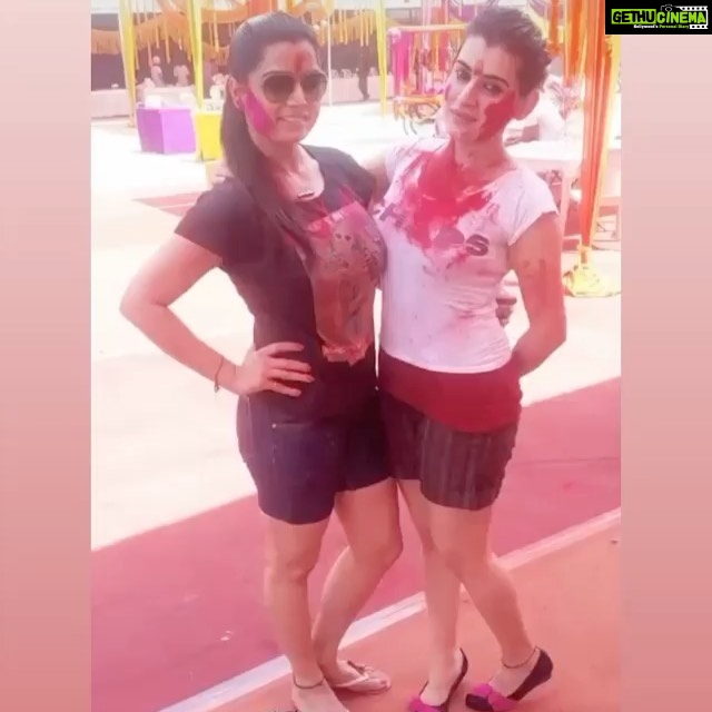 Archana Shastry Instagram - This was when v played holi like madness and partied crazily with my equally crazy friends 🥰🥳MISS U ✨, wish I find more of these pics !!!!! Before the world changed and everything came to standstill !!!!! 🙄now we all have to stay safe and take utmost care ..... so here’s wishing u all a VERY HAPPY HOLI !!!!