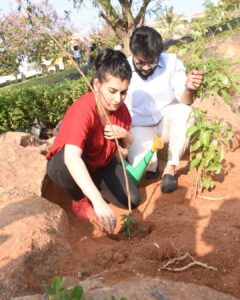 Archana Shastry Instagram - Pure happiness was what we felt accepting this challenge #GreenindiaChallenge 
From @deepthi_vajpeye_tv9 and planted 3 saplings. Further I nominate @madhumithasivabalaji @nehaamishra @namanshaw @prachithaker_official @iamashimanarwal @nandaa_actor to plant 3 🌱 to take up the challenge 🌱🌳. I thank @MPsantoshtrs garu for this great initiative