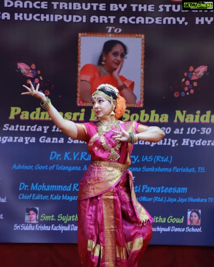 Archana Shastry Instagram - All the students of kuchipudi art academy came together Offering their tribute to SHOBHANAIDU garu 🙏🏻 Proud of u mommie !!!!❤️🧿