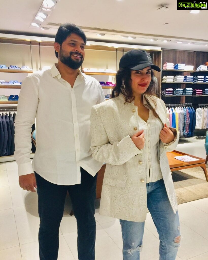 Archana Shastry Instagram - Few pics that I felt like sharing with u all ..... #2019 when v went shopping for our wedding!!!!!! Oct2019