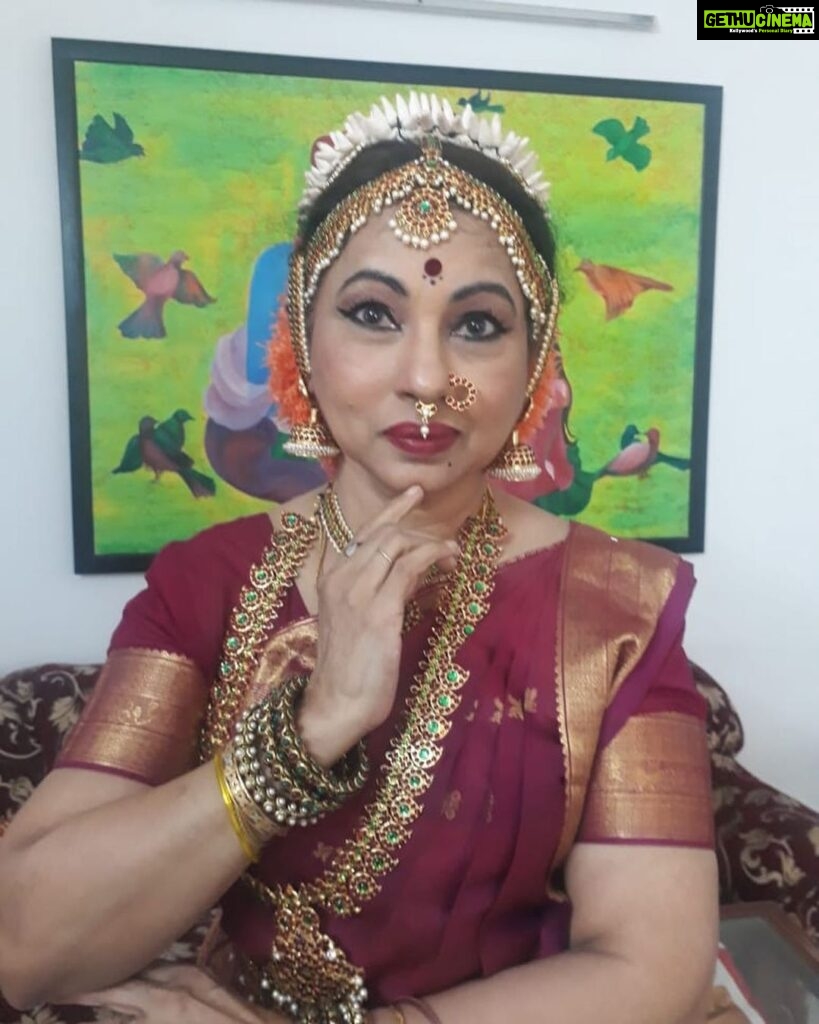 Archana Shastry Instagram - I Woke up really early and surprised myself as I did her hair and make up for her performance and she looks sooo gorgeous ❤️ 🧿 #nofiltersneeded #mommiedearest My mom’s dance performance today..... offering her tribute to her beloved teacher SHOBHANAIDU GARU 🙏🏻 Happy to see mom perform for her guru ..... and huge respect to SHOBHANAIDU garu 🙏🏻. Teacher we miss you
