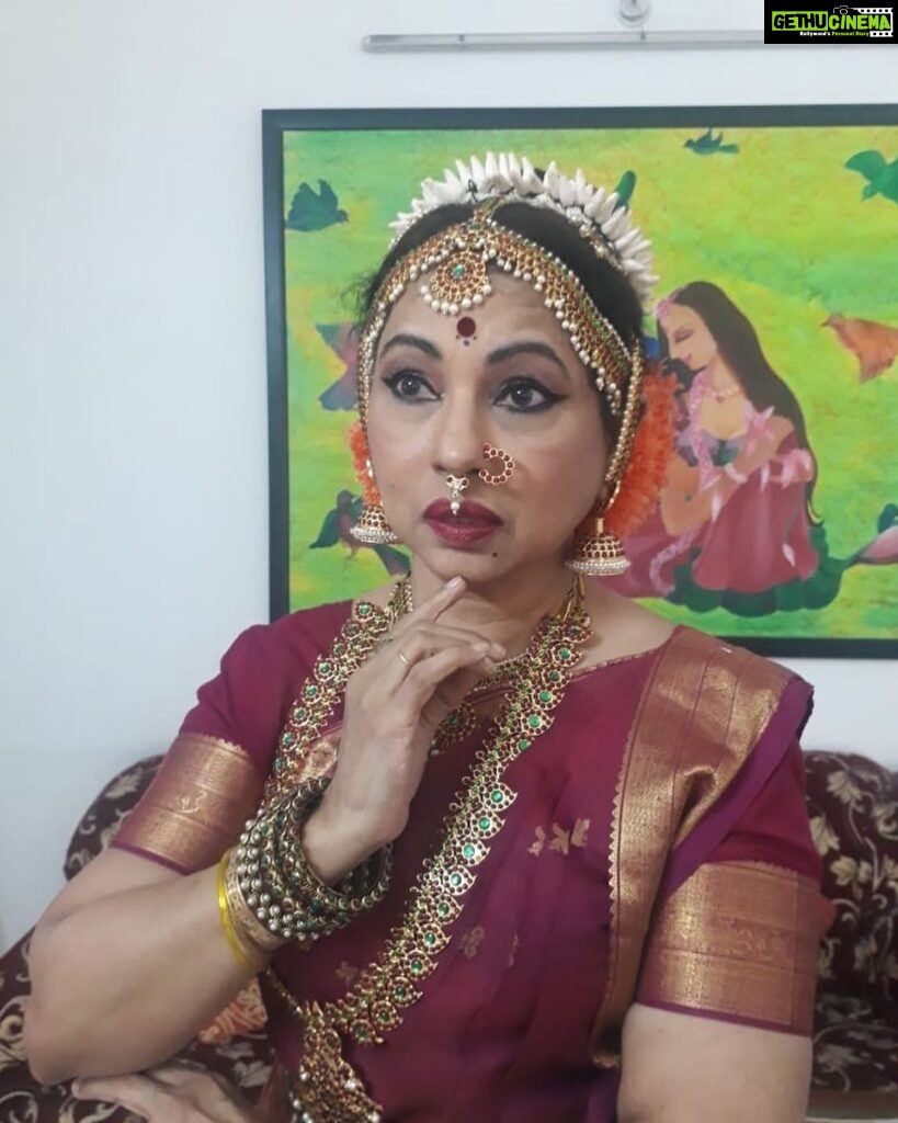 Archana Shastry Instagram - I Woke up really early and surprised myself as I did her hair and make up for her performance and she looks sooo gorgeous ❤️ 🧿 #nofiltersneeded #mommiedearest My mom’s dance performance today..... offering her tribute to her beloved teacher SHOBHANAIDU GARU 🙏🏻 Happy to see mom perform for her guru ..... and huge respect to SHOBHANAIDU garu 🙏🏻. Teacher we miss you