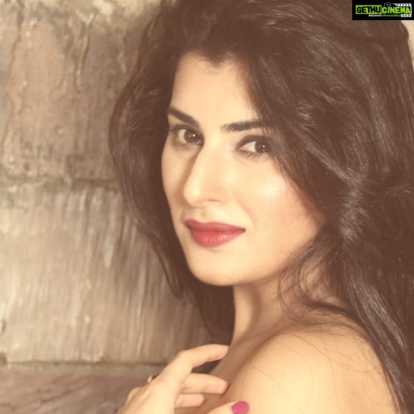Archana Shastry Instagram - A little red lipstick, brightens ur mind , a little red color brings in the spunk!!!! U go girl !!!!! Thrashing away all the negativity and negative minds u keep moving girl !!!!! Those minds who are obsessed with u.... lol let them also grow lol !!!!!! Laughing and jumping , moving ahead and enjoying the little moments of life u go girl 👧 #archanashastry #archanajagadeesh