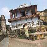 Archana Shastry Instagram – The broken rocks , tained walls…. paint thats walking away….. and the smell of those old old walls is always a moment to experience…… antique monuments are an absolute pleasure to watch and experience !!!!!! #wheniwenttravelling #archanashastry Varanasi, India