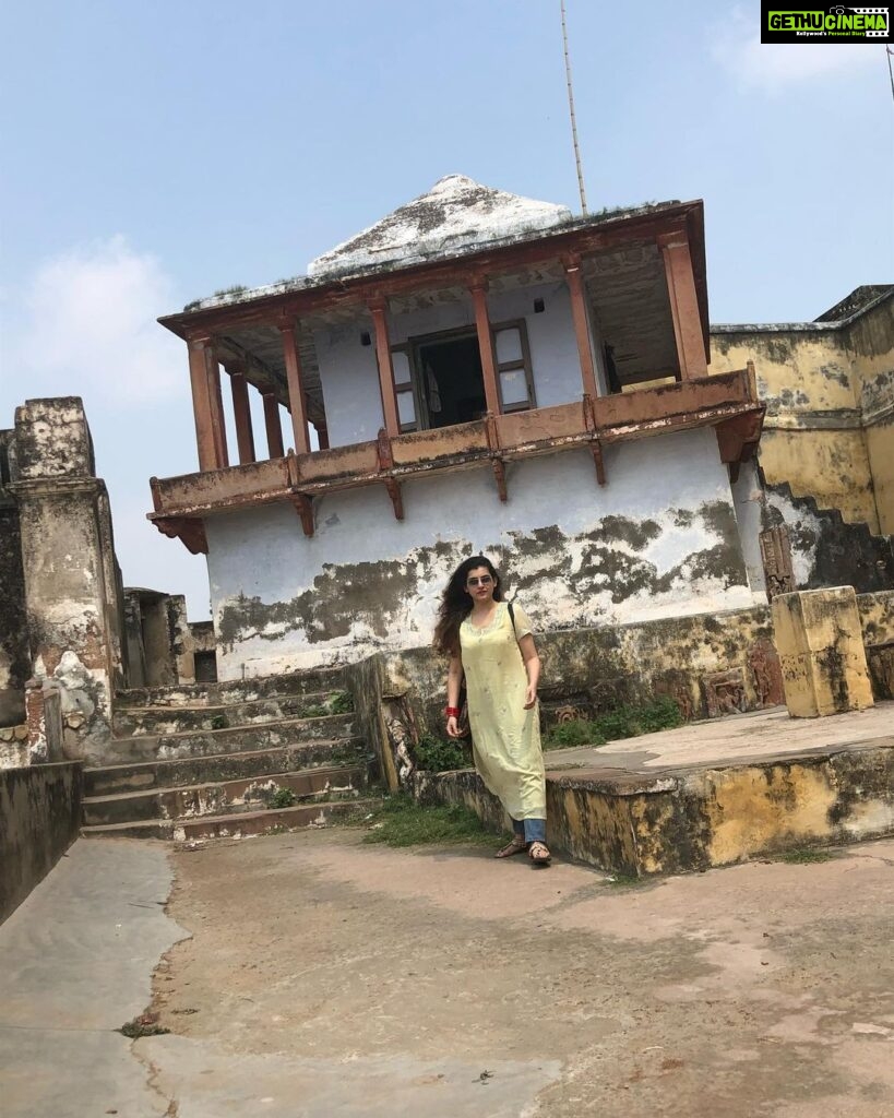 Archana Shastry Instagram - The broken rocks , tained walls.... paint thats walking away..... and the smell of those old old walls is always a moment to experience...... antique monuments are an absolute pleasure to watch and experience !!!!!! #wheniwenttravelling #archanashastry Varanasi, India