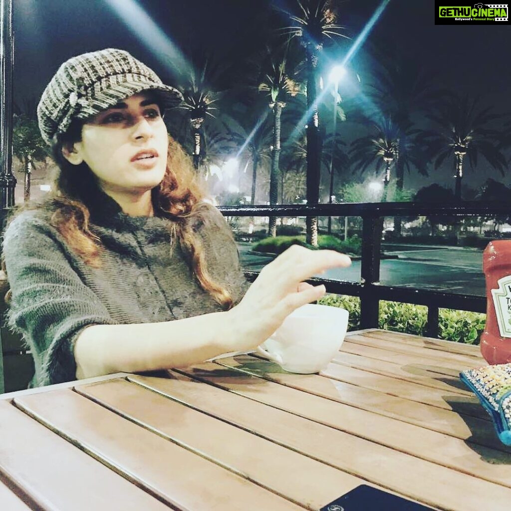 Archana Shastry Instagram - A throwback to 2018 December LA TRIP And my late night coffee obsession ❤️🙃which stays and continues to stay !!!!!! #prelockdownmemories #missingtravel Pic courtesy @ml_gayatri or @imsingershruti who shot these pics ?I don’t remember but yes v all had awesome time then ❤️