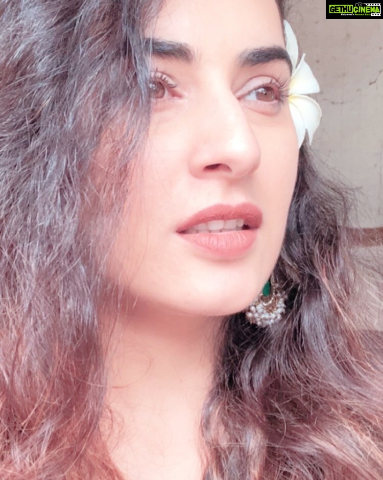 Archana Shastry Instagram - As the thoughts flow ..... we just travel along ...... there is a slight pause , u turn around and see and the journey reminds us where we are now !!!!! The calmness within is the most treasured ...... the love that calms me and keeps me moving ahead ....... 😇 #blissfullyme