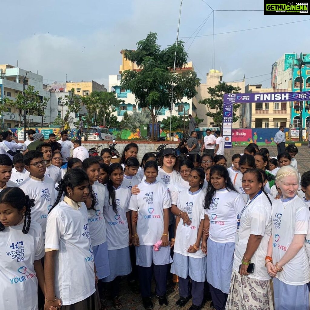 Archana Shastry Instagram - On the of 13th oct “world sight day” #worldsightday it was my complete honour to be the guest and to flag off the event ....... “Walk , run , cycle” and spread the awareness about our vision #loveyourvision #takecareofyoureyes This cause and event was an honest initiative done by @saijyothieyehospital @envisionlasik @dr.advaith . I Would also like to applaud their services offered towards @devnarfoundationfortheblind and taking care of these children 🙌🏻🙏🏻