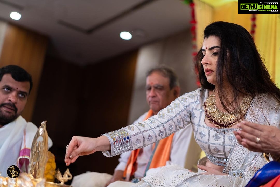 Archana Shastry Instagram - Laughter and smiles from the cherished moments 😇........ From the throwbacks #memories flashed these pictures, how did I miss posting these❤️😍 ..... such lovely candid emotions captured ❤️🧿 📸 @jimmynomula @ramugajjala @fotosaints Saree @vrksilks Jewellery @tyaanijewellery ❤️And ...... my husband @jagdeeshbaktvtchlam