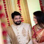 Archana Shastry Instagram - Laughter and smiles from the cherished moments 😇........ From the throwbacks #memories flashed these pictures, how did I miss posting these❤️😍 ..... such lovely candid emotions captured ❤️🧿 📸 @jimmynomula @ramugajjala @fotosaints Saree @vrksilks Jewellery @tyaanijewellery ❤️And ...... my husband @jagdeeshbaktvtchlam