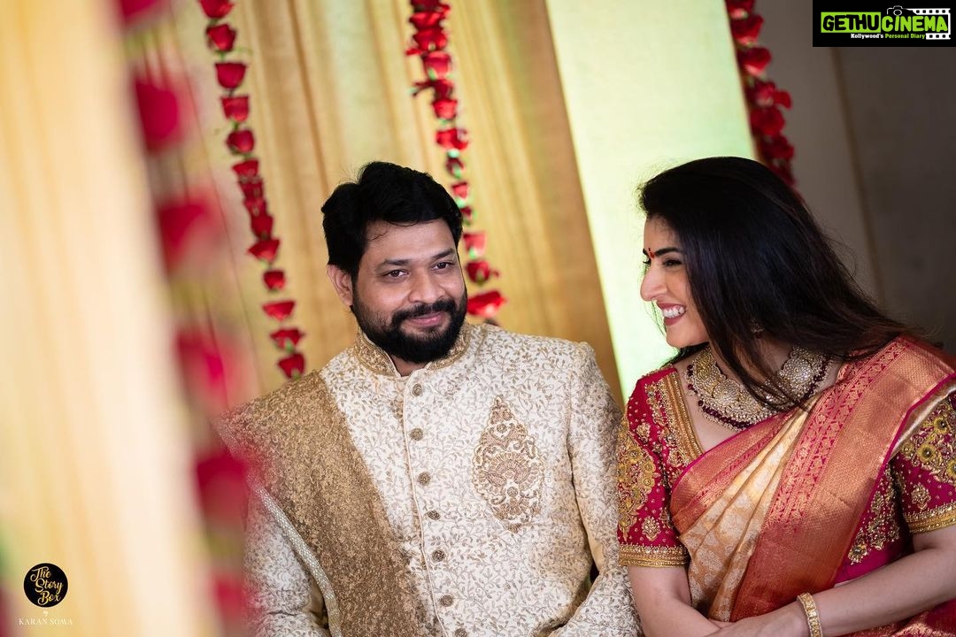 Archana Shastry Instagram - Laughter and smiles from the cherished moments 😇........ From the throwbacks #memories flashed these pictures, how did I miss posting these❤️😍 ..... such lovely candid emotions captured ❤️🧿 📸 @jimmynomula @ramugajjala @fotosaints Saree @vrksilks Jewellery @tyaanijewellery ❤️And ...... my husband @jagdeeshbaktvtchlam