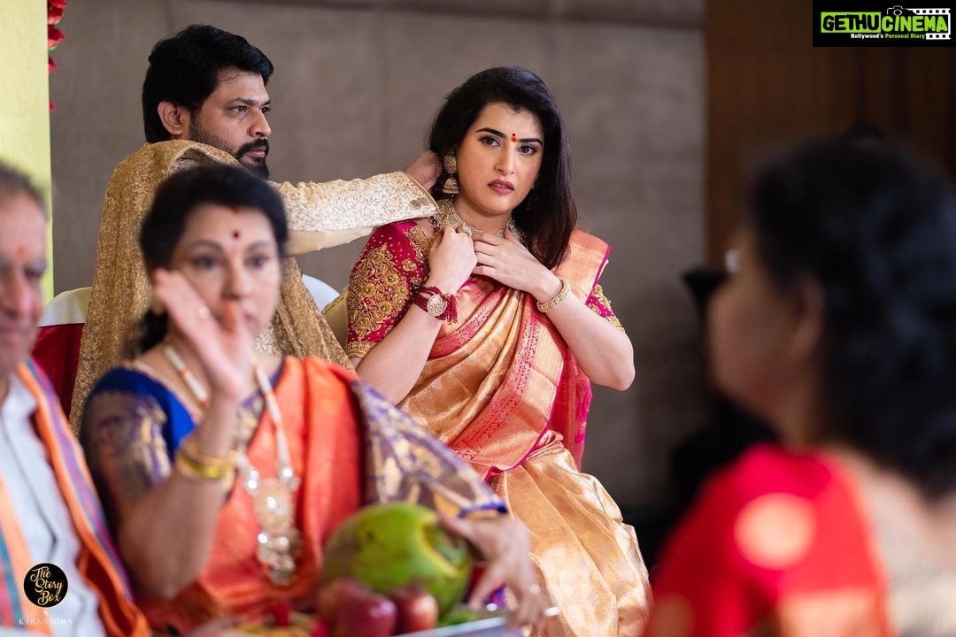 Archana Shastry Instagram - Laughter and smiles from the cherished moments 😇........ From the throwbacks #memories flashed these pictures, how did I miss posting these❤️😍 ..... such lovely candid emotions captured ❤️🧿 📸 @jimmynomula @ramugajjala @fotosaints Saree @vrksilks Jewellery @tyaanijewellery ❤️And ...... my husband @jagdeeshbaktvtchlam