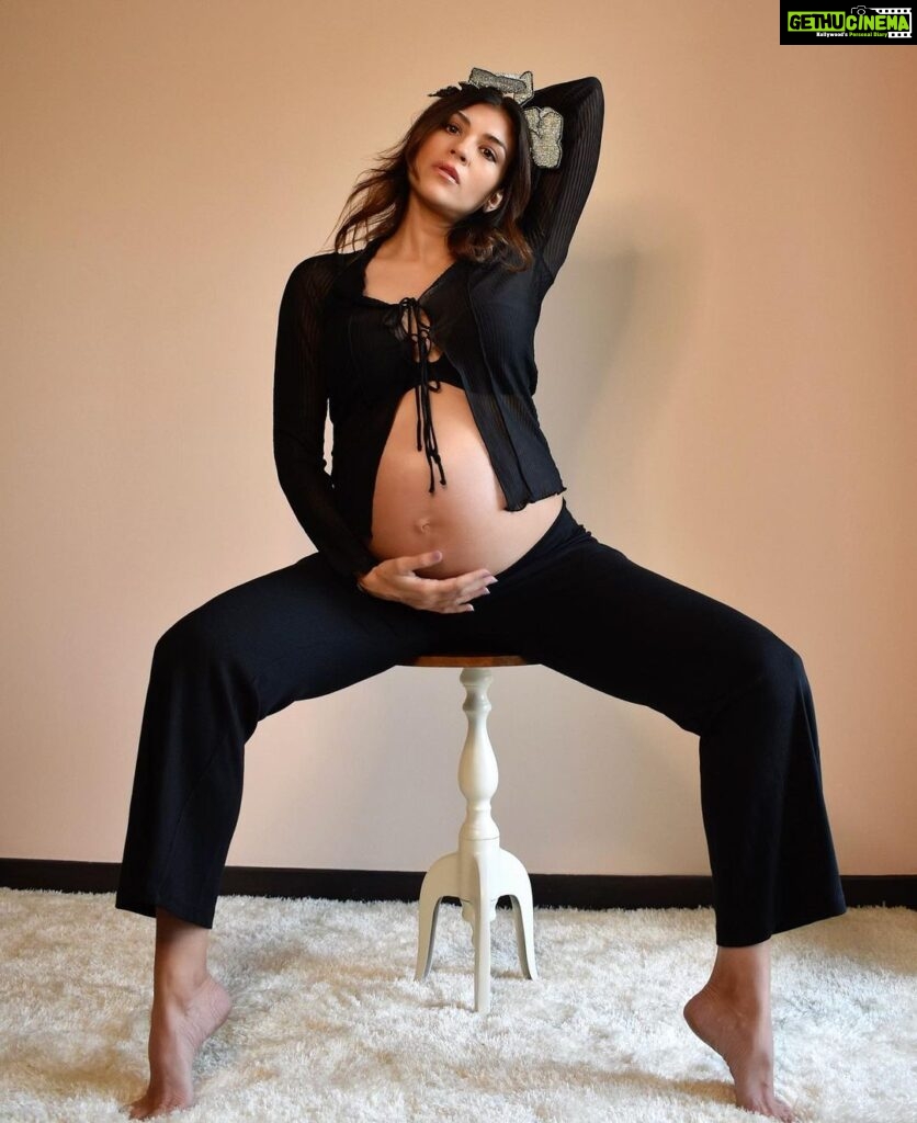 Archana Vijaya Instagram - Surrender . 🤍 I think most women would agree that the last month of pregnancy is when it hits the hardest . You are struck with a medley of emotions ranging from anxiety to excitement and everything in between, let’s not forget that one is almost at the end of their tether, and tired most of the time, but I find the best way to deal with it is to just surrender . 🙏🏼 Happy thoughts ladies ! 😊♥