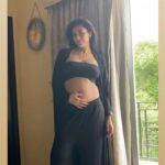Archana Vijaya Instagram - I’ve mostly been in the same 2 pairs of tights and a few T-shirts, but decided to make an effort a few times 😝😂 #30weekspregnant #homestretch