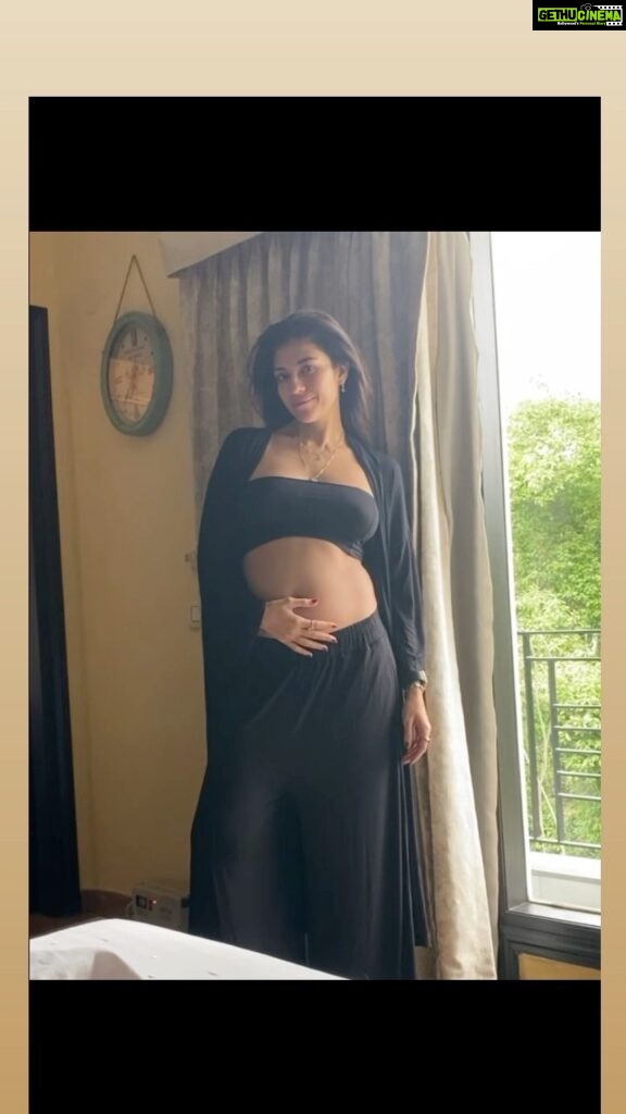 Archana Vijaya Instagram - I’ve mostly been in the same 2 pairs of tights and a few T-shirts, but decided to make an effort a few times 😝😂 #30weekspregnant #homestretch