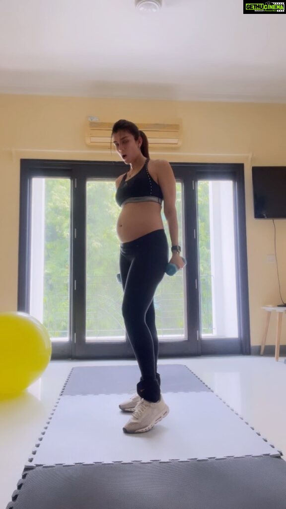 Archana Vijaya Instagram - Mama and baby getting a gentle work out in…… 😁💪🏽 I am using 2.5 pound ankle weights and 2.5 kg dumbbells for a full body work out, but it’s nice and slow and I’m not going deep into any movements. I did a 30 minute walk before and stretched, very gently again, after I finished ! For fellow mamas to be please do not do this without supervision as every pregnancy is different, and you must do only what makes you comfortable and keeps your precious baby safe . ♥️🙏🏼 #22weekspregnant #bellyproud