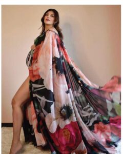 Archana Vijaya Instagram - Don’t be afraid . 😊

Thank you @youandimag and @kirloskar for sharing a part of my supposedly “geriatric” pregnancy journey with you all ! 😉😝
It certainly was trying, heart wrenching, beautiful and hilarious all at the same time ! 😆💯

I have been penning or shall I say typing my thoughts and story in the last nine months…. More on that later ! 

For now, hope you enjoy this read and it inspires women everywhere to not be afraid, follow your heart, and keep walking. 
Upwards and onwards folks. 😊♥️

Photography - @goldenblush