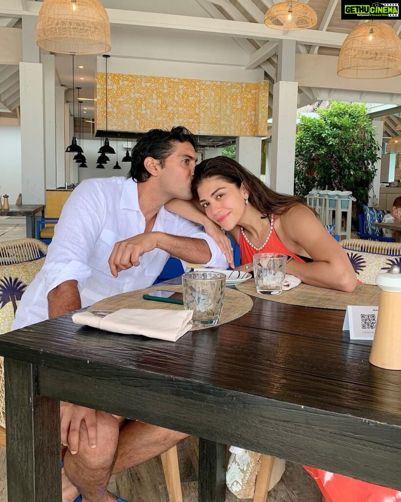 Archana Vijaya Instagram - My dearest darling husband, Life is like a box of chocolates, you never know what you gonna get, but with you next to me even the darkest of days feel a little better, so I don’t need to fret ! 😊 Happy happy birthday ! 🎈Here’s wishing you a fabulous year, full of love, happiness, diapers and sleepless nights ( of a different kind !! ) 😃😃😃 I love you more than you will ever know ! 😘♥🎂🎈