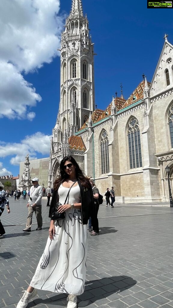 Archana Vijaya Instagram - Once a tourist, always a tourist. 😜 Even though I have been to Budapest thrice before and seen all the famous monuments, I still love to revisit them again and again because history, art and architecture never cease to amaze me ! I love Budapest bcoz while it’s got European charm, it’s also very edgy and cool ! 💯💯 Buda Castle, Budapest