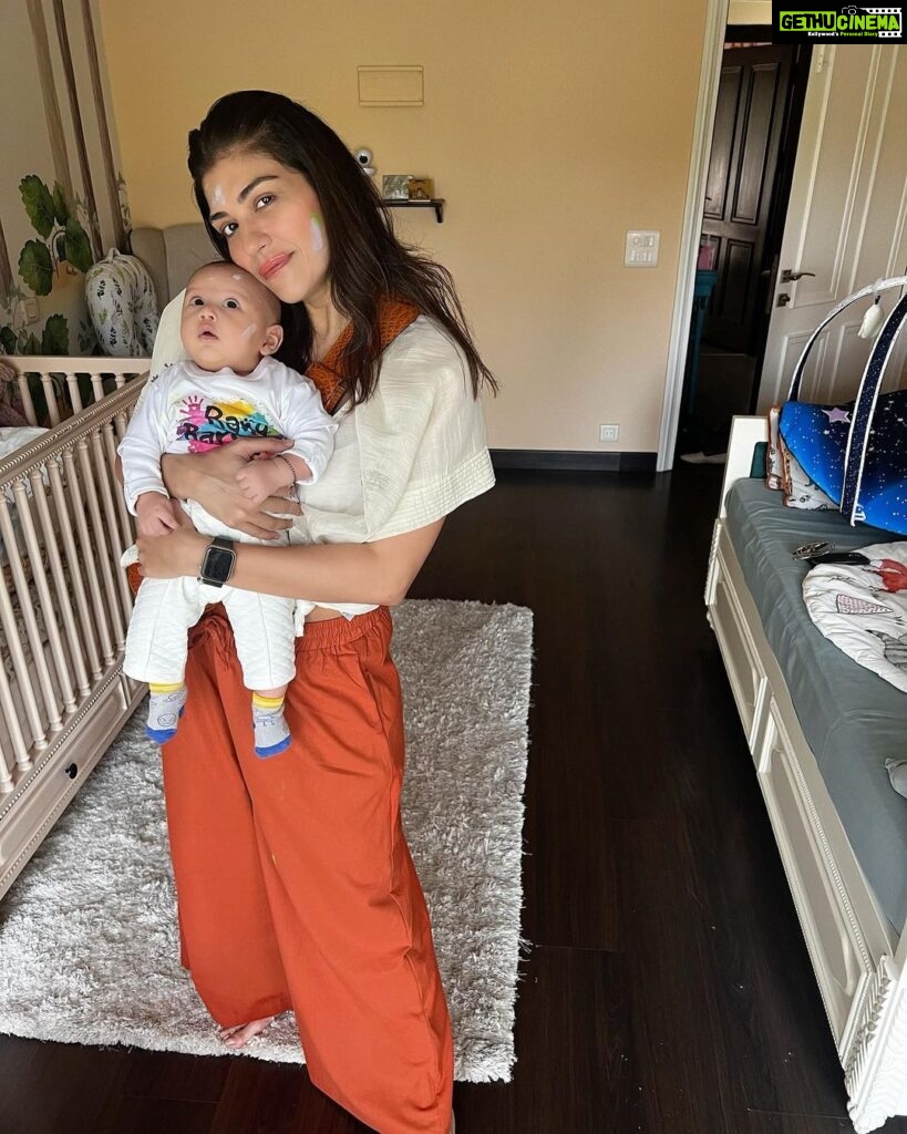 Archana Vijaya Instagram - #holi2023 and #internationalwomensday on the same day ! ♥️🧡💛💚 First for my rang barse baby Avaan and first for me as a mom ! So special in every way ! 💯♥️ While women keep fixing each others crowns, let’s teach our sons to “look up” to women and treat them with the respect and dignity they deserve, that’s how we can create a world where you don’t need a day to dedicate to anyone, everyday is filled with love, admiration and respect for men and women . 🤘🏽 I know I’m a day late, but such is #newmom life ! 😝 #toomanyhashtags 😂