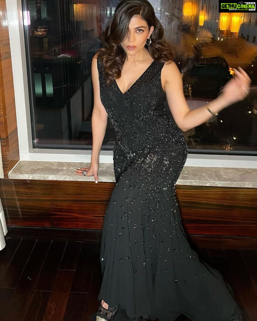Archana Vijaya Instagram - Naughty or nice ? Or just shy ?! 😝 Also everyone needs to own a CLASSIC black sequin long dress - this one is perfect from @rohitgandhirahulkhanna ! Make up - @makeupbygunikatalwar2.0 Hair - @rajchauhan_hairstylist Shoes - @jimmychoo