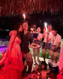 Archana Vijaya Instagram - Happy happy birthday @prateek.klove !!! Love you long long time ! 

Stay blessed and crazy as you are, and may the good times never stop !! 💕🌊🌴☀️