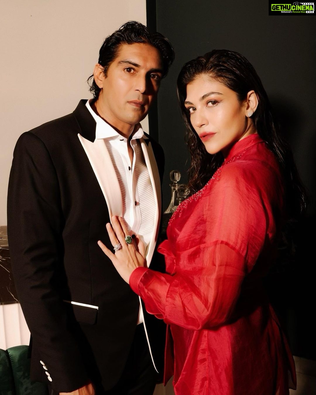 Archana Vijaya Instagram - Mom + Dad . 😝 Falling in love with you more each day, as if that’s even possible ! 😉 Everyday is Valentine’s Day when I am with you. ❤️ Celebrating our love, dressed up in our forever favorite's @rohitgandhirahulkhanna #ValentinesWithRGRK #RohitGandhiRahulKhanna 📸- @thephotodost