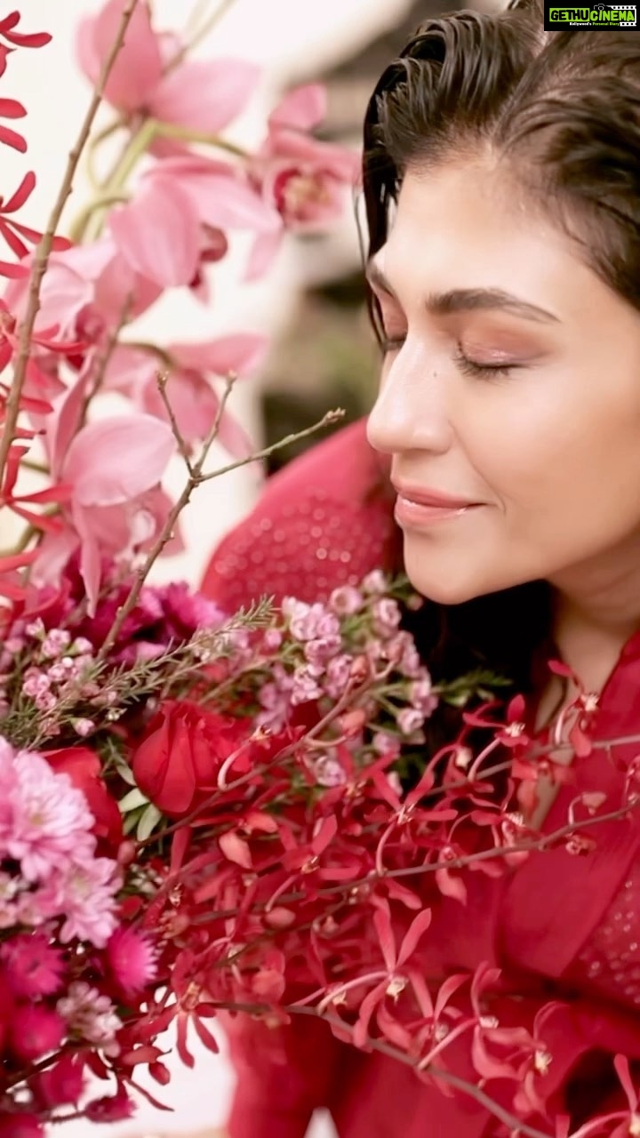 Archana Vijaya Instagram - The last year has been a roller coaster ride, but with my husband by my side, it just felt a tad easier, so I decided to make this Valentine’s Day all about him ! 😀 I am the one always getting flowers, so this time I decided to floor him with the most beautiful flowers from @_1magnolialane ! Whatever your love language, say it with flowers ! 🌺🌸🌼🌹 #happyvalentinesday #loveisalwaysintheair #husbandappreciationpost