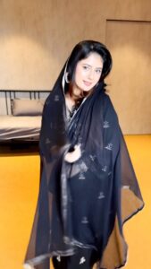 Arishfa Khan Instagram - Western or traditional?🖤
📍: @thribecreatorslab